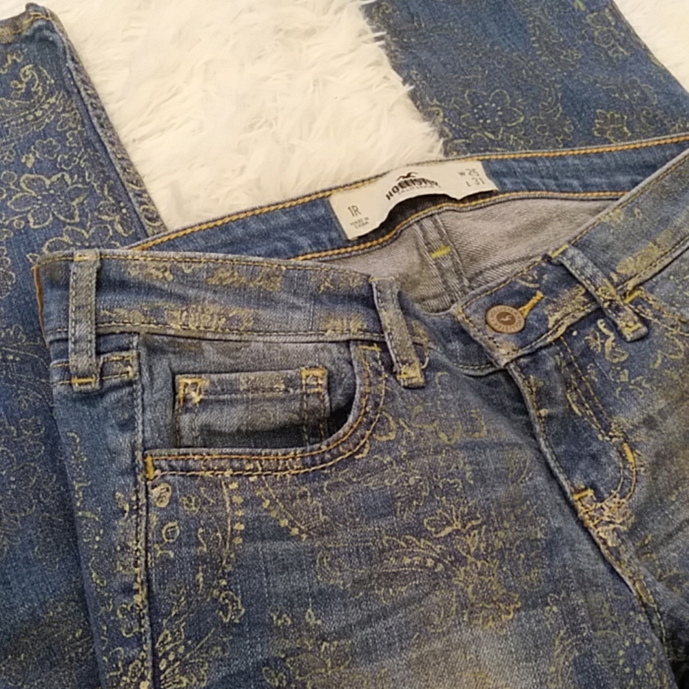 2/$24 Hollister Painted Jeans Size 1R